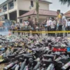 Polisi Tasikmalaya Gerebek Gudang Ribuan Botol Miras untuk Dijual saat Nobar Persib vs Persijap
