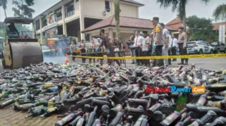 Polisi Tasikmalaya Gerebek Gudang Ribuan Botol Miras untuk Dijual saat Nobar Persib vs Persijap