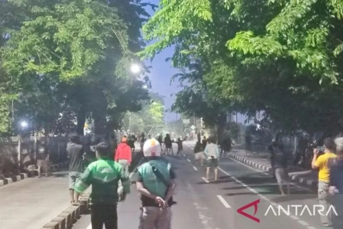 Polisi Tembak Dua Pelaku Begal Bersenjata di Pasar Rebo, Jakarta Timur
