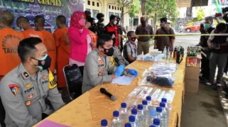 Polres Ciamis Amankan Ratusan Botol Miras Siap Edar dari Empat Lokasi Berbeda