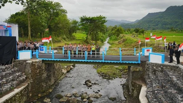 Polres Magetan Revitalisasi Jembatan Mangge, Wujudkan Jembatan Merah Putih Presisi untuk Masyarakat