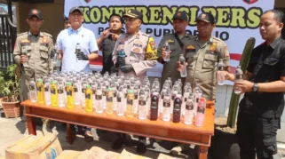 Polres Pasuruan Kota Gagalkan Penjualan Online Arak Bali, 255 Botol Disita