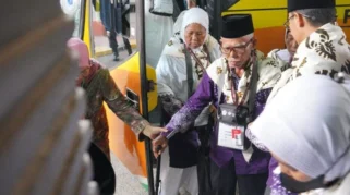 PPIH Siagakan Petugas Halte Bus Shalawat 24 Jam untuk Mendukung Mobilitas Jamaah Haji di Makkah