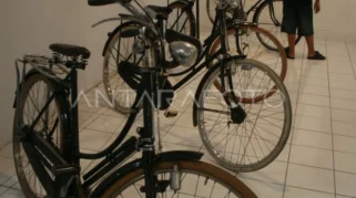 Prabowo Amati Sepeda Onthel Tua di Museum Marsinah Nganjuk