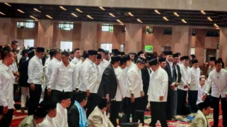 Prabowo Tak Salat Idul Adha di Tanah Air, Pilih Laksanakan Ibadah di Paris Bersama WNI