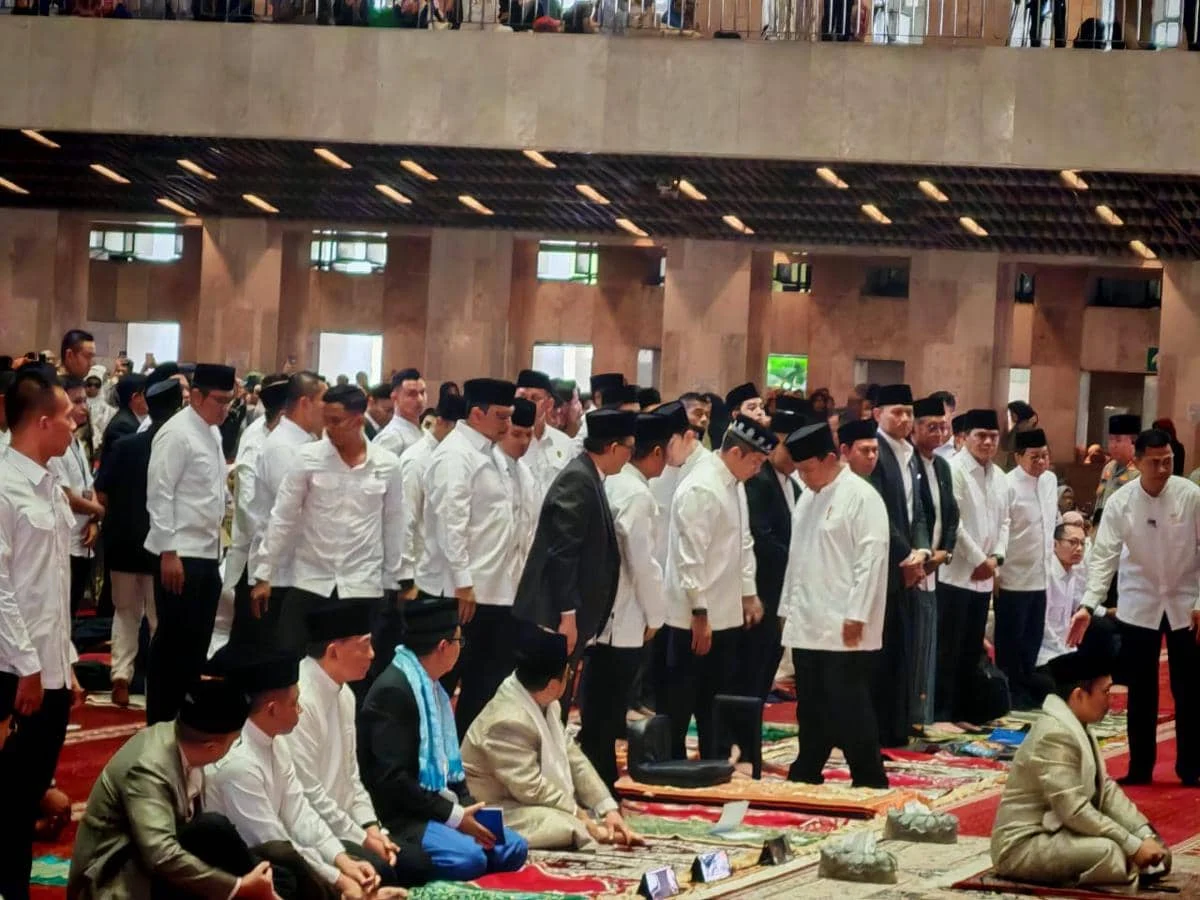 Prabowo Tak Salat Idul Adha di Tanah Air, Pilih Laksanakan Ibadah di Paris Bersama WNI