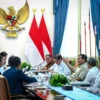 Presiden Prabowo Bahas Pembentukan Badan Ekspor Bersama Sejumlah Menteri di Istana Merdeka