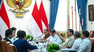 Presiden Prabowo Bahas Pembentukan Badan Ekspor Bersama Sejumlah Menteri di Istana Merdeka