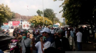 Presiden Prabowo Subianto Menyapa Ribuan Massa Aksi Damai di Depan Gedung DPR RI