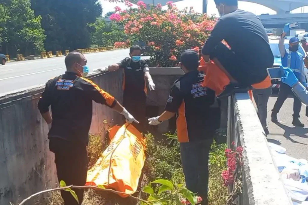 Pria Diduga Lompat dari Jembatan Cawang, Ditemukan Meninggal di Tol Jagorawi