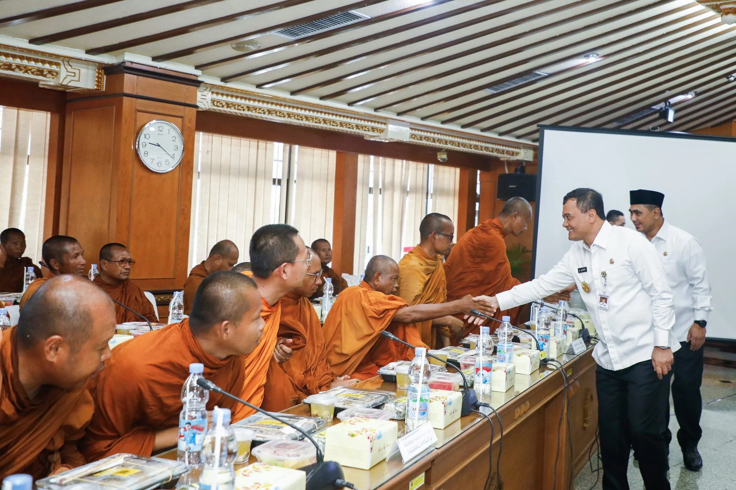 Puluhan Bhikkhu Thudong Singgah di Mojokerto Bawa Pesan Toleransi Menuju Waisak 2026