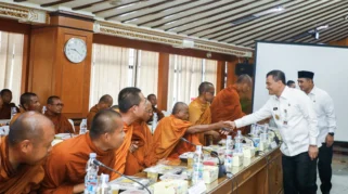 Puluhan Bhikkhu Thudong Singgah di Mojokerto, Bawa Pesan Toleransi Menuju Waisak 2026