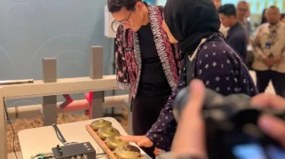 Rani Jambak Memadukan Sulam Tradisional Minangkabau dengan Teknologi Audio dalam Karya Mamasak Asa