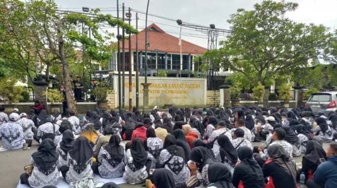 Ratusan Guru Tulungagung Bergerak ke Jakarta untuk Tuntut Kesejahteraan