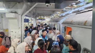 Ratusan Ribu Penumpang Memadati Kereta Bandung Selama Liburan