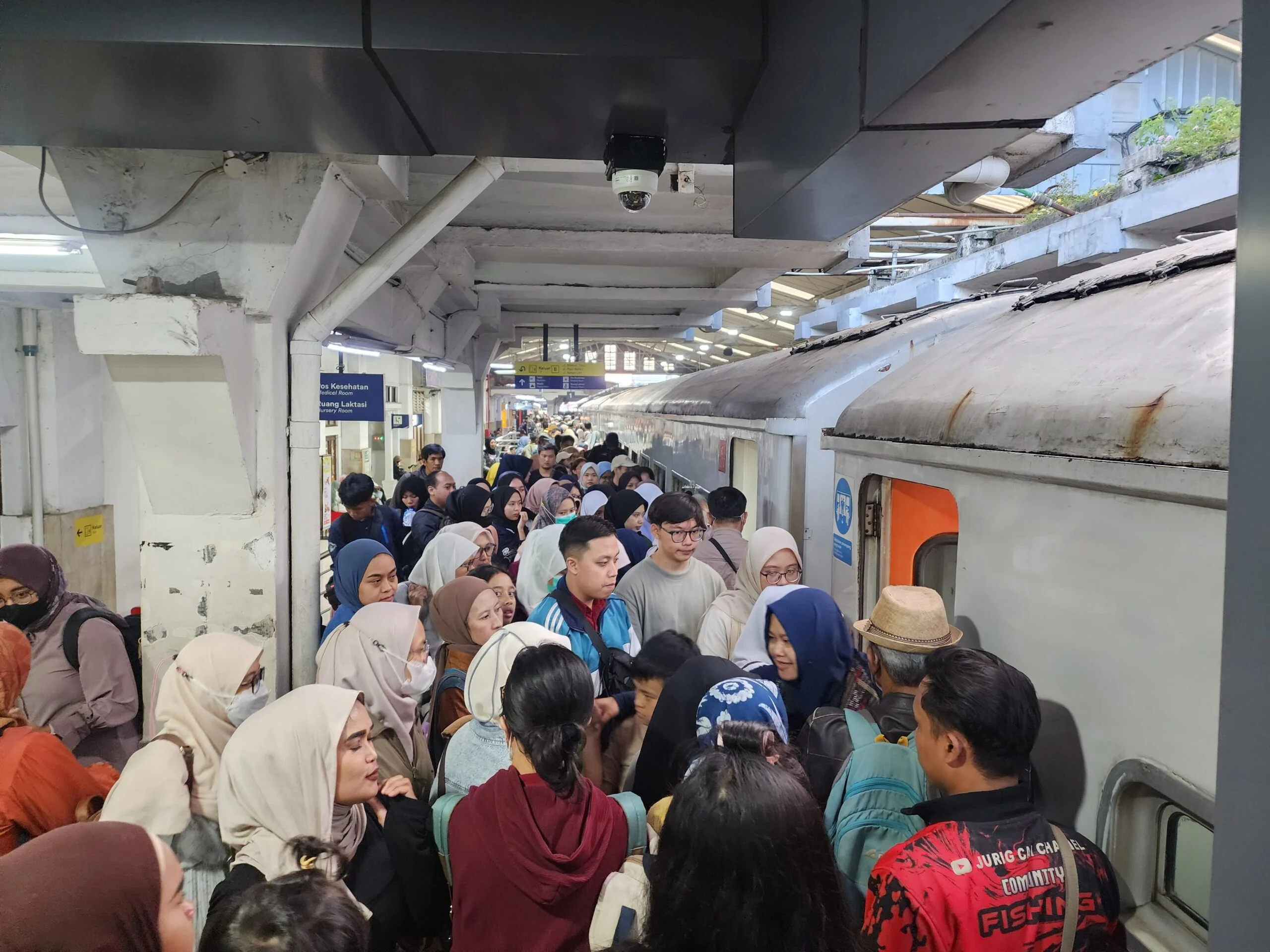 Ratusan Ribu Penumpang Memadati Kereta Bandung Selama Liburan