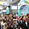 Ratusan Ribu Penumpang Memadati Kereta di Bandung selama Masa Liburan