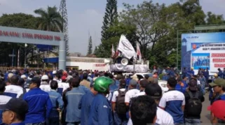 Ribuan Buruh Terancam PHK Akibat Rupiah Jeblok dan Krisis Global