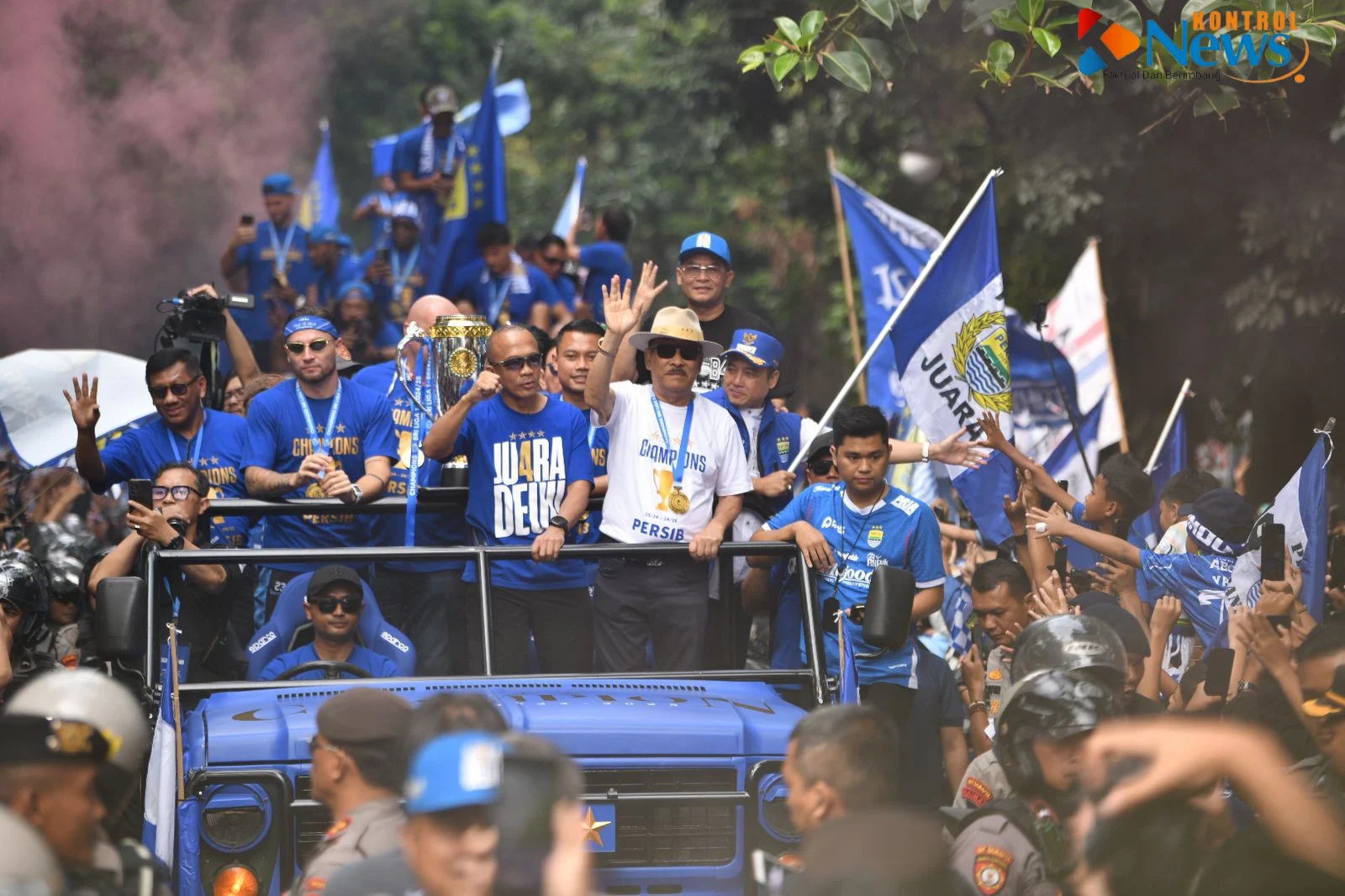 Ribuan Personel Kepolisian Amankan Pawai Kemenangan Persib di Bandung
