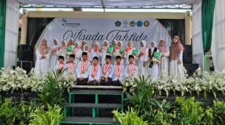 Ribuan Siswa MI Ikuti Wisuda Akbar di Stadion Semeru Lumajang dengan Semangat Pendidikan Qurani