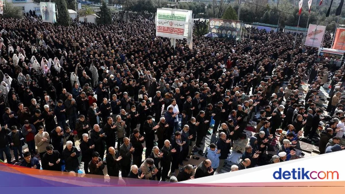 Ribuan Warga Iran Gelar Salat Iduladha di Tengah Ketegangan Politik Kawasan