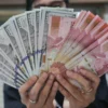 Rupiah Capai Rekor Terlemah Baru, Potensi Tembus Rp 17.500 per Dolar AS