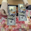 Rupiah Ditutup Melemah di Rp17.706 per Dolar AS, Sentimen Perang AS-Iran Jadi Pemicu