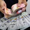 Rupiah Melemah Menyentuh Rp17.500 per Dolar AS, Harga Jual di Bank Capai Rp17.700