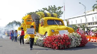 Sambut Anniversary ke-50, FINNA Meriahkan Surabaya Vaganza 2026 dengan Mobil Hias Unik