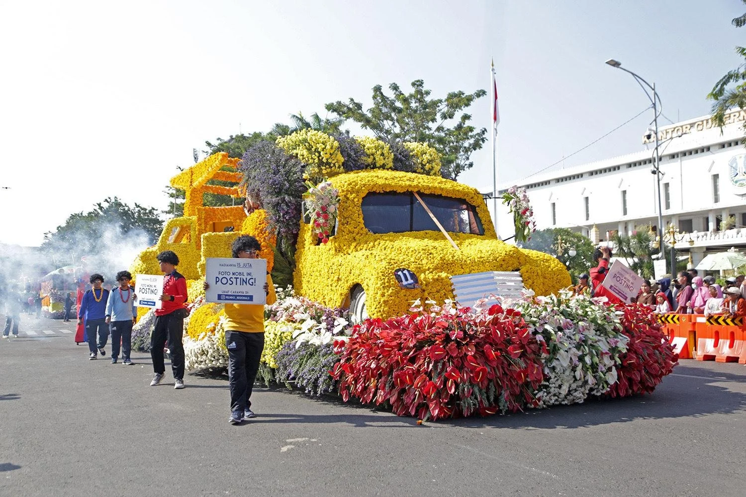 Sambut Anniversary ke-50, FINNA Meriahkan Surabaya Vaganza 2026 dengan Mobil Hias Unik