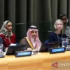 Sejumlah Pengunjuk Rasa Gelar Aksi di Kantor EA Tolak Akuisisi oleh Arab Saudi