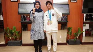 Serial Off Campus Tampilkan Romansa Mahasiswa dan Atlet Hoki dari Novel Populer