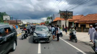 Sopir Micro Sleep, Nissan Grand Livina Terbalik Usai Tabrak Median di Porong Sidoarjo