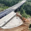 Sopir Truk Tertahan 6 Jam Akibat Longsor di KM 72 Tol Bocimi