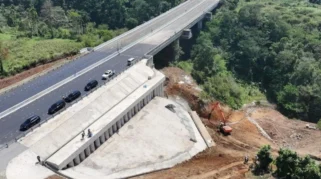 Sopir Truk Tertahan 6 Jam Akibat Longsor di KM 72 Tol Bocimi