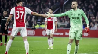 Tampil gemilang di bawah mistar Ajax Amsterdam, nilai pasar Maarten Paes meroket jadi segini