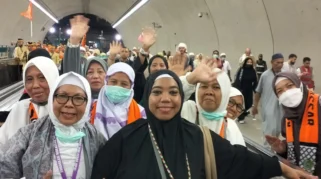 Tangan Hangat Ditha Jaga Martabat Jemaah Lansia Indonesia di Tanah Suci