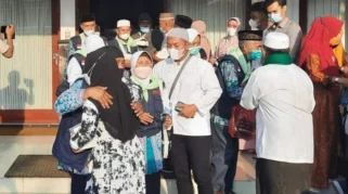 Tangis Haru Mengiringi Keberangkatan 751 Jemaah Haji Kabupaten Blitar ke Tanah Suci