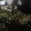 Tangis Haru Mengiringi Pemakaman Ayah Bunga Zainal di TPU Tanah Kusir