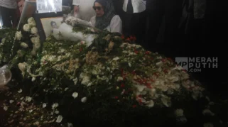 Tangis Haru Mengiringi Pemakaman Ayah Bunga Zainal di TPU Tanah Kusir