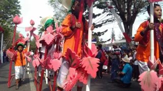 Tanoker Selenggarakan Festival Egrang ke-14 dengan Partisipasi Lintas Generasi di Jember