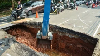 Target Perbaikan Jalan Lenteng Agung 2-3 Hari, Malam Ini Pasang Box Culvert: Dinas SDA Siapkan Solusi Cepat