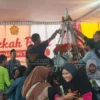 Teriakan Riuh Anak-Anak Kedanyang Gresik Serbu Gunungan Raksasa dalam Tradisi Sedekah Bumi