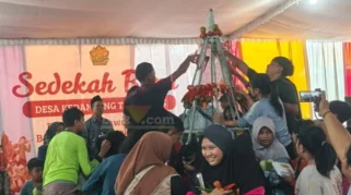 Teriakan Riuh Anak-Anak Kedanyang Gresik Serbu Gunungan Raksasa dalam Tradisi Sedekah Bumi