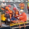 Tim SAR Gabungan Evakuasi ABK Myanmar Selamatkan Kru Sakit di Perairan Karang Jamuang