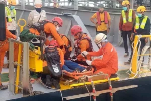 Tim SAR Gabungan Evakuasi ABK Myanmar Selamatkan Kru Sakit di Perairan Karang Jamuang