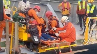 Tim SAR Gabungan Evakuasi ABK Myanmar Selamatkan Kru Sakit di Perairan Karang Jamuang