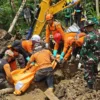 Tim SAR Gabungan Evakuasi Dua Korban Longsor di Curug Cileat Subang