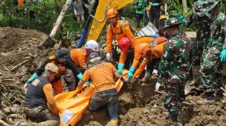 Tim SAR Gabungan Evakuasi Dua Korban Longsor di Curug Cileat Subang