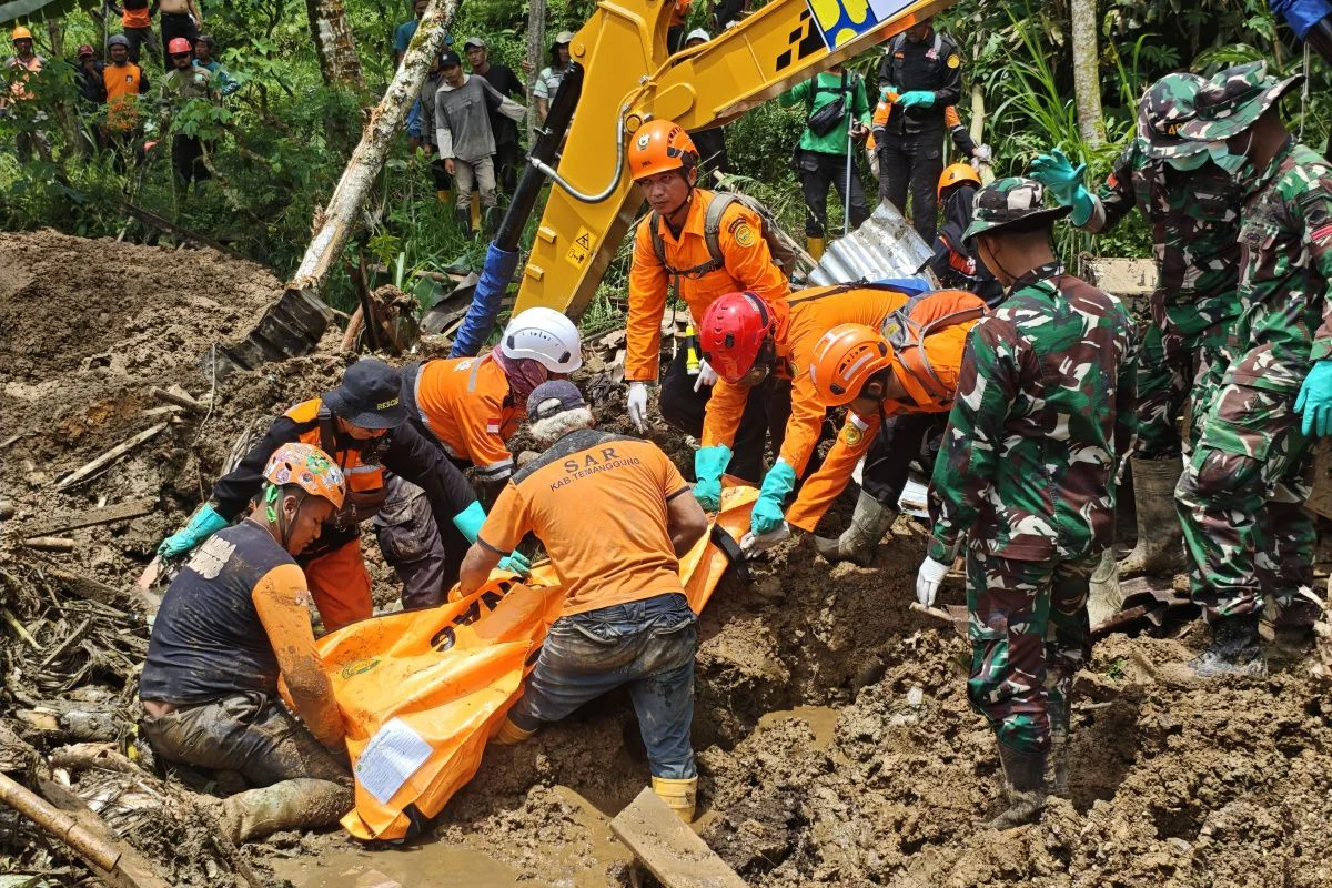 Tim SAR Gabungan Evakuasi Dua Korban Longsor di Curug Cileat Subang